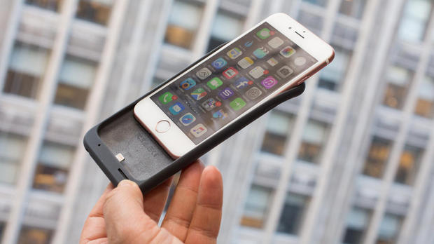 　iPhone Smart Battery Caseは、4G LTE回線を使用したウェブ閲覧におけるバッテリ持続時間が、iPhone 6s単体での10時間から80％増の最大18時間だと謳われている（バッテリ容量は1877mAhとの報道がある）。                    
