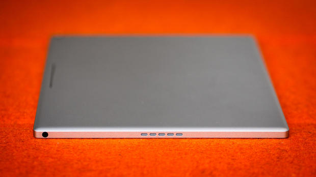 光沢のあるアルミ製ボディ

　タブレットの背面は、滑らかな陽極酸化加工のアルミニウム製だ。サイズは242×179×7mm、重さは517gとなっている。