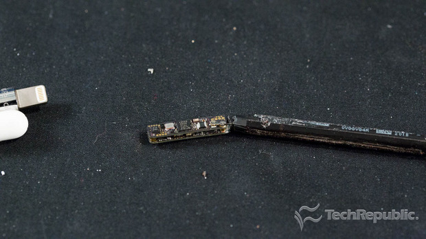 　Apple Pencilは、筆者がこれまで見た中でも最も小さい内部部品が複数使われている。この写真は、1対の回路基板が重なった状態でバッテリに取り付けられている様子を示している。