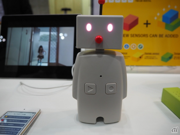 　ユカイ工学のブースでは、「家族をつなぐコミュニケーションロボット」がコンセプトのBOCCOが展示されている。