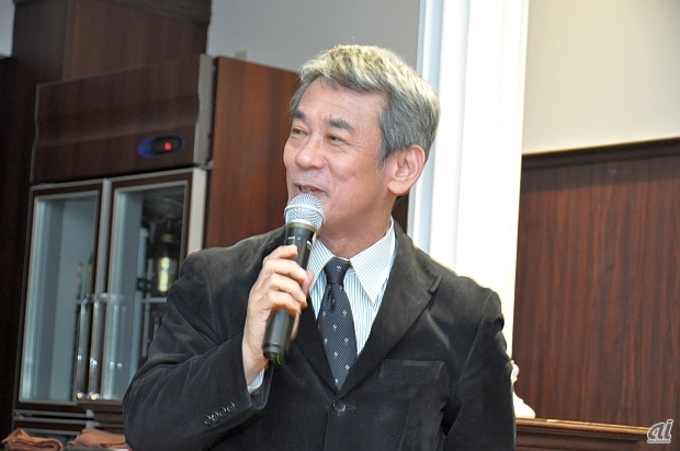 　発表会にはスクウェア・エニックス執行役員の橋本真司氏も応援に駆けつけ、ウィスキーも試飲していた。