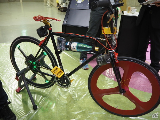 　福島発のベンチャー企業、Eyes, JAPANの自転車「FUKUSHIMA Wheel」。自転車にLED付きのホイールやガイガーカウンター、GPSなどのセンサを搭載したもの。走るとホイールに広告を表示できるのが大きな特徴だ。レンタサイクルなどでの利用を想定している。

