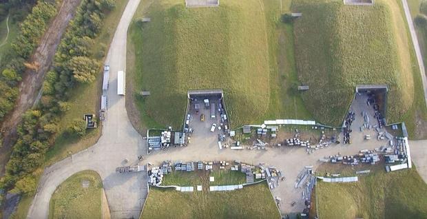 英国、グリーンハム・コモン

　2014年、元英空軍施設のグリーンハム・コモン上空をドローンが飛行し、「エピソード7／フォースの覚醒」撮影後の片付けの様子を撮影した。
