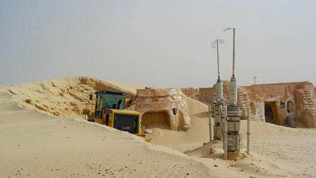モス・エスパの発掘。チュニジア

　タトゥイーンのモス・エスパにある砂漠地帯は、「エピソード1／ファントム・メナス」でアナキン・スカイウォーカーの故郷として使われている。セットはチュニジアの風が強い地域に建設されたため、砂に埋もれつつあったことから、発掘作業が「Indiegogo」のキャンペーンとして立ち上がった。残念ながらこのクラウドファンディングによる取り組みは出資ゴールに届かなかった。最近の衛星写真では、砂がモス・エスパを飲み込みつつあることが示されている（PDFファイル）。
