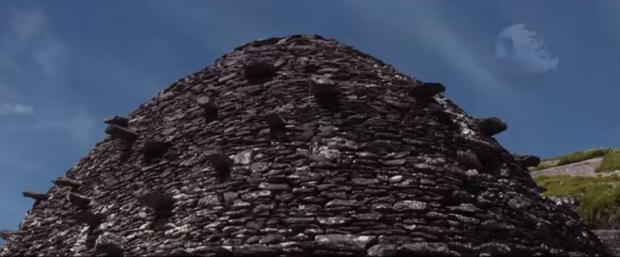 アイルランド、スケリッグ・マイケル

　アイルランドのUNESCO世界遺産となっているスケリッグ・マイケルは「エピソード7／フォースの覚醒」のロケ地の1つだ。6～8世紀頃に岩の多い島に建設された修道院は、12世紀に放棄された。その後8世紀が経過し、フォースが到来することとなる。地元のYouTuberであるBold Puppyさんは、現地の空にデス・スターを重ねた映像を作成している。
