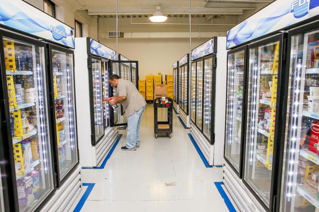 冷蔵配達や冷凍配達も

　近くには、オレンジジュース、アーモンドミルク、アイスクリームなどが入った冷蔵庫と冷凍庫もある。