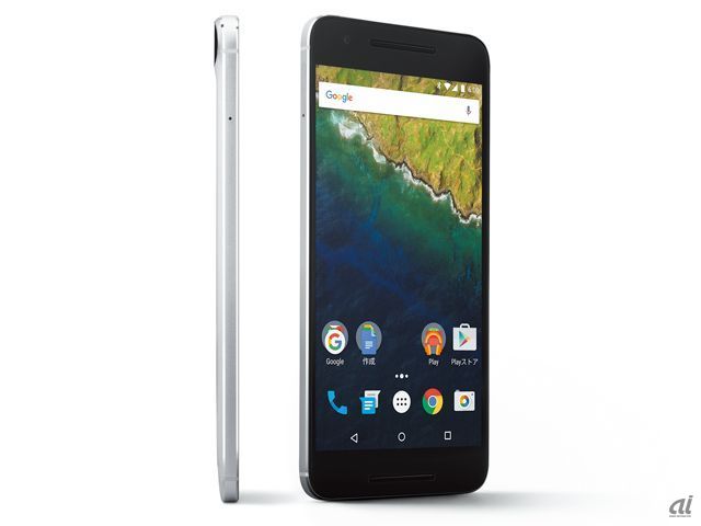 　「Nexus 6P」。「Nexus 5X」よりもハイスペックなCPUを採用し、大きな5.7インチのWQHD AMOLEDディスプレーを搭載したNexusスマートフォン。金属製のユニボディデザインが高級感を演出している。