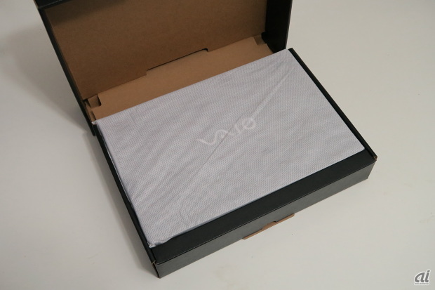 　箱をオープンするとようやく、布に包まれたVAIO S11とご対面だ。