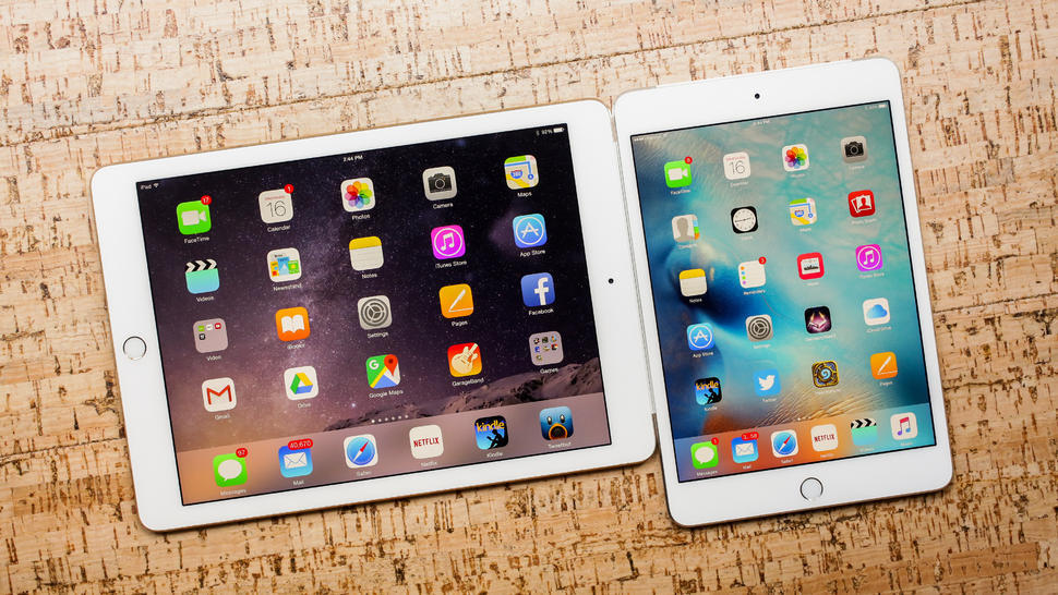  iPad mini 4（右）とiPad Air 2。同じような機能を持つが、iPad Air 2の方がわずかに良いプロセッサを搭載している。