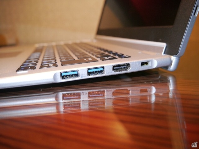 キーボード部の右側部分。（左から）パワーオフ充電が可能なUSB 3.0ポートと通常のUSB 3.0ポート、HDMI出力端子、DCコネクタ