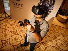 「HTC Vive Pre」で仮想現実空間を体験--開発者向けハードの最新バージョンを試す