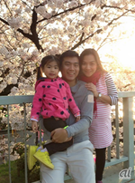 人気のある桜のシーズン。タイの大型連休・ソンクラーンの時期でもありタイ人観光客が特に多くなる。写真は化粧品卸会社社長ジャック氏とご家族