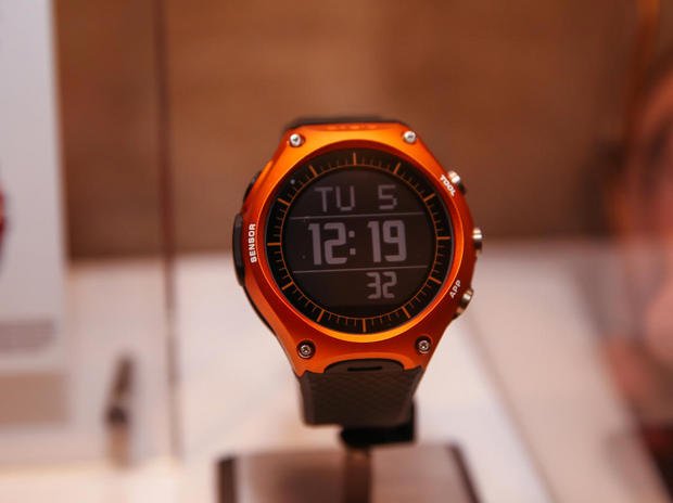「Smart Outdoor Watch」

　「Android Wear」を搭載するカシオの「Smart Outdoor Watch」は内蔵のマイクとコンパス、圧力センサを搭載する。さらに、最大水深50mの防水性能を備え、米国の軍用規格にも準拠する。

関連記事：カシオ、5気圧防水対応スマートウォッチ「Smart Outdoor Watch」--Android Wear搭載
