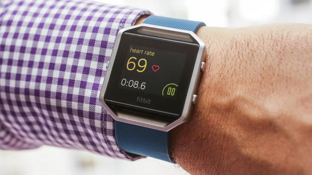 「Fitbit Blaze」

　フィットネストラッカーというよりスマートウォッチ（Fitbitにとって初の試み）に近いFitbit Blazeは、2015年の「Fitbit Surge」のファッション性を高めて、内蔵GPSを排除したバージョンといえる。スマートフォンと連動することで、GPSを利用してランニングのデータを記録したり、受信した電話やテキストメッセージ、カレンダーの予定について通知を受信したりする。

関連記事：Fitbit、フィットネス用スマートウォッチ「Blaze」を発表
