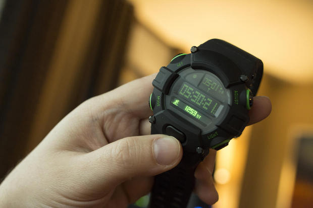 Razerの「Nabu Watch」

　ほかのあらゆる腕時計と同様、RazerのNabu Watchも時刻を教えてくれる。しかし、よく見ると、スクロールする株式相場表示機のような2つめのスクリーンがあることに気づくはずだ。このスクリーンは、装着者の歩数を記録したり、受信した電子メールやテキストメッセージを表示したりする。
