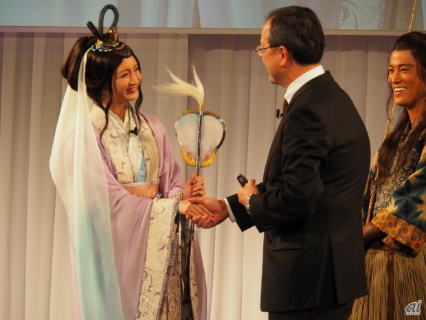 初めて発表会に訪れる乙姫役の菜々緒さんに田中社長が握手を求める場面も