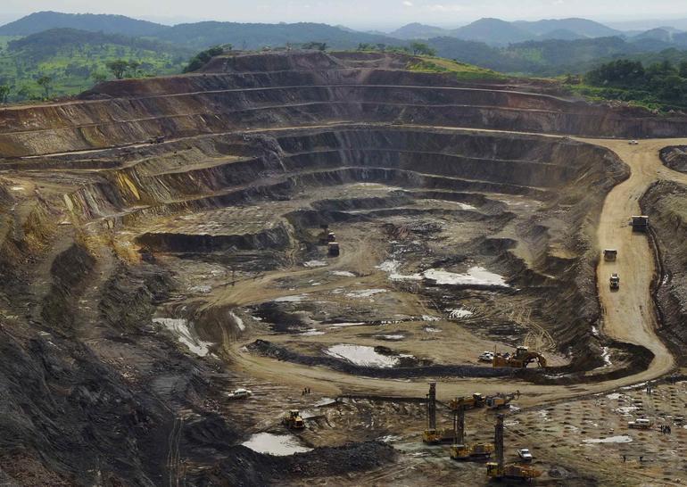 Amnestyの報告書は、アフリカのコンゴ民主共和国にある写真のような鉱山から採掘されるコバルトについて調べている。