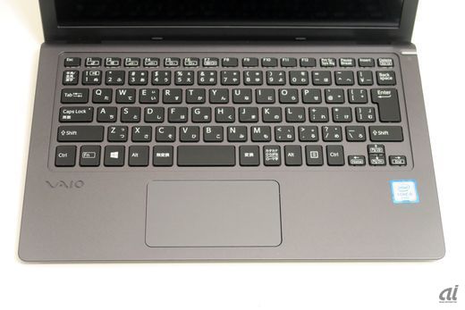 キーピッチ16.95mm、ストローク1.2mmのキーボード。変形キーなどはなく、タイピング性は非常に高い