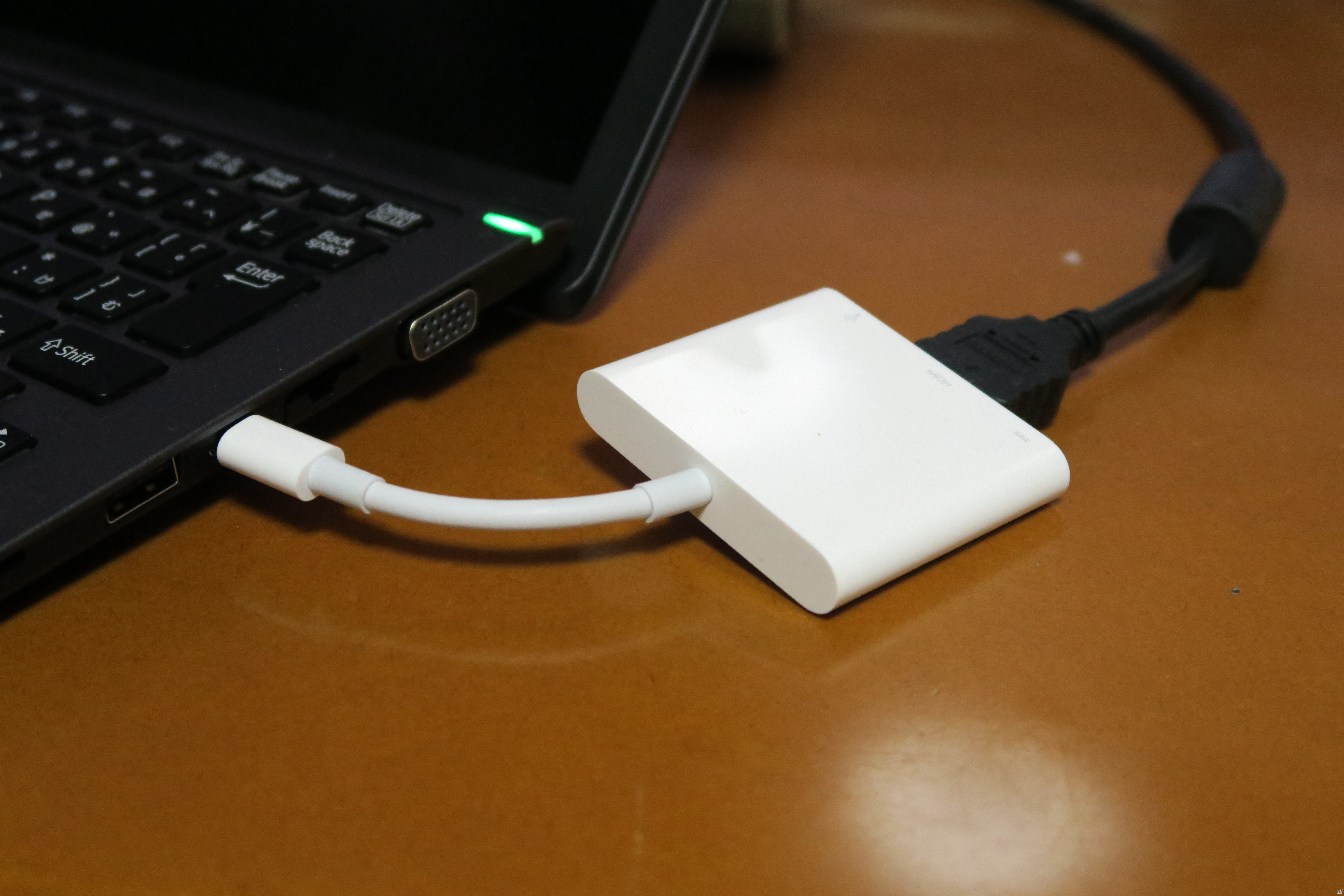 アダプターを使ってHDMI接続の4Kディスプレイに出力。アップルの「USB-C Digital AV Multiport アダプタ」を利用したが、問題なく使うことができた