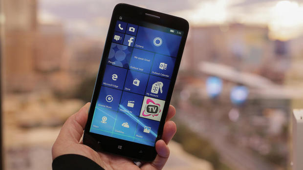 Alcatelのハイエンド「Windows 10 Mobile」スマートフォン

　Alcatelは、CESで自社初の「Windows 10 Mobile」スマートフォンである「OneTouch Fierce XL」（写真）を披露したが、同社の狙いはそこに留まらない。実際に、Alcatelの北米部門のシニアバイスプレジデントを務めるSteve Cistulli氏によると、同社はMicrosoftのWindows 10 Mobileを搭載し、Appleやサムスンのハイエンド端末に匹敵する「スーパーフォン」を作る予定だという。
