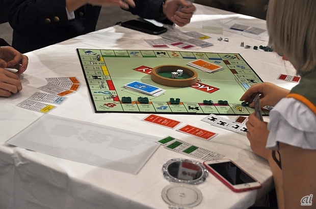 　「アナログゲームエリア」では麻雀やモノポリーをはじめとした、さまざまなテーブルゲームやボードゲーム、カードゲームを用意。順番待ちが出るテーブルも多かった。