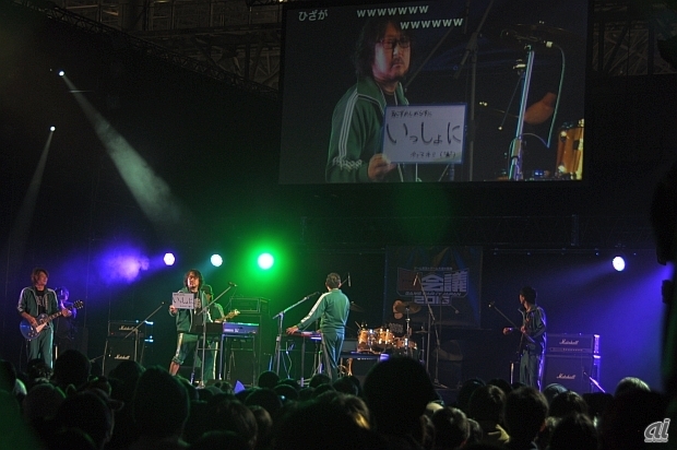 　「ゲーム音楽ステージ」では、さまざまなゲーム音楽の生演奏やライブステージが展開。写真は「勇者のくせになまいきだ」シリーズや「消滅都市」などの音楽を手掛けたゲーム音楽制作会社「ノイジークローク」に所属する作曲家によるバンド「TEKARU feat. Kenji Nakajo」。
