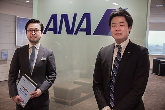 ANA マーケットコミュニケーション部宣伝チームの深堀昂氏（右）と、筆者の廣部嘉祥
