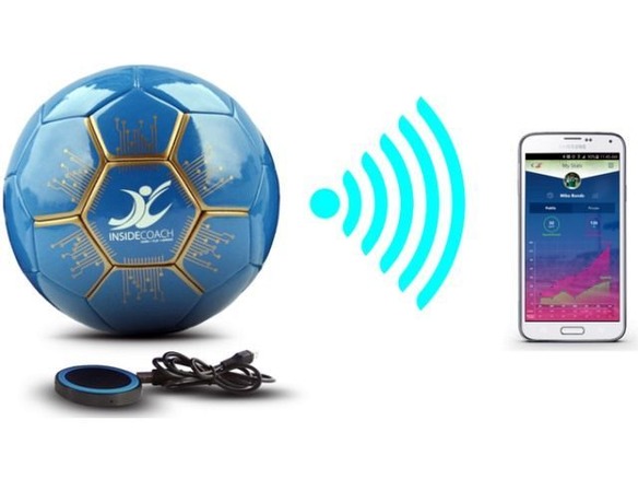 Wi-Fi対応のサッカーボール「INSIDECOACH」--キックの技術向上に