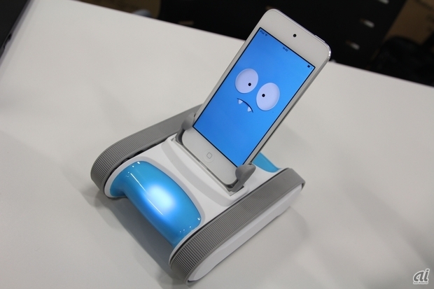 セールスオンデマンドは、iPhoneを組み込んで動かせるエデュケーショナルロボット「Romo（ロモ）」を展示。SDKを使ってオリジナルのアプリを簡単に開発可能で、本体のコントロールやアプリ内のキャラクターの制御を自分で考えられる。