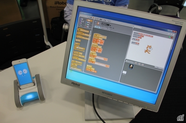 会場では、小学生向けプログラミング学習ソフト「Scratch」と連携したデモを展示。簡単なコマンド入力でRomoを動かしていた。