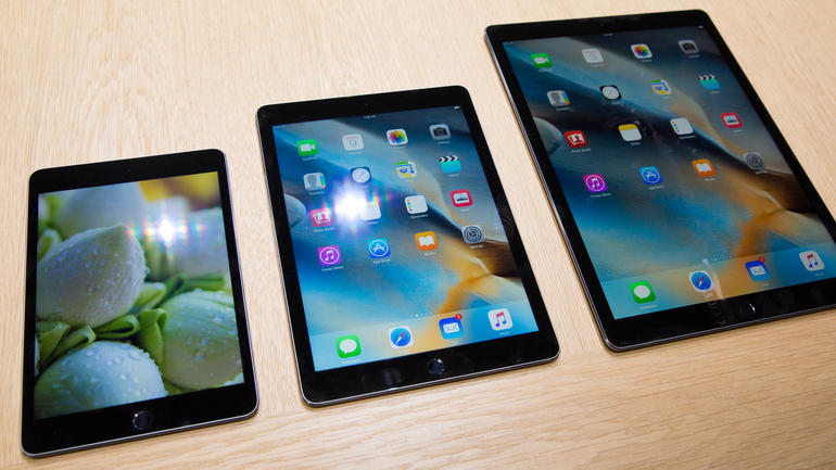 「iPad Air 3」は2015年の「iPad Pro」（一番右）をわずかに小型化したような製品になるかもしれない。