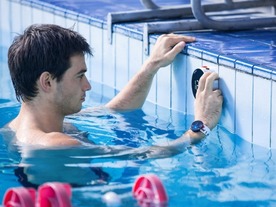 水泳の練習を効率化するリストバンド型デバイス「Swimmerix」