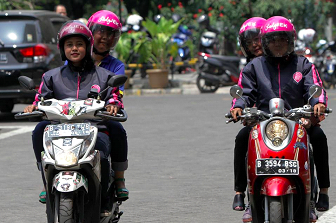 LadyJekのドライバーたち。ピンクのヘルメットがトレードマーク（<a href="http://www.ladyjek.com/" target="_blank" >LadyJekウェブサイト</a>より）