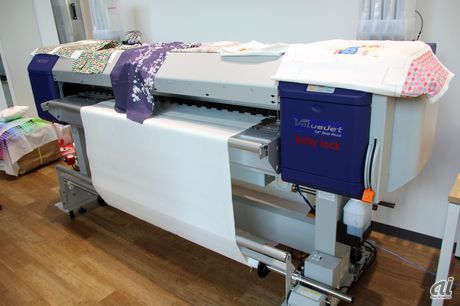デジタル捺染機の武藤工業 VJ-1628。布を好きなデザインで染められる