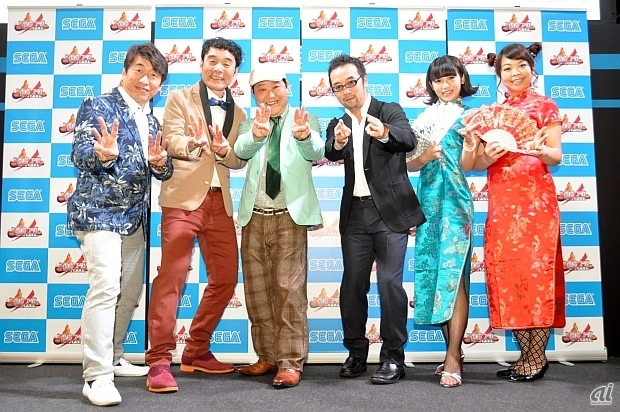 　なお発表ステージは、大戦シリーズの総合プロデューサーを務めるセガ・インタラクティブの西山泰弘氏（右から3番目）をはじめ、お笑い芸人として活躍するダチョウ倶楽部の3人（左側）と、チャイナドレス姿のばーんの2人（右側）も登壇。
