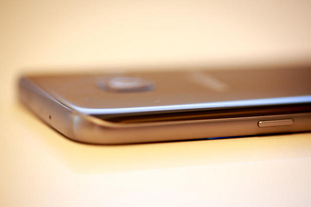 　Galaxy S7 edgeの曲面ディスプレイを羨む必要はない。Galaxy S7は、背面の端が曲線になっている。