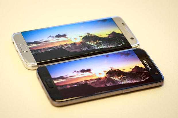 　画面サイズは、Galaxy S7 edge（上）が5.5インチ、Galaxy S7が5.1インチだ。