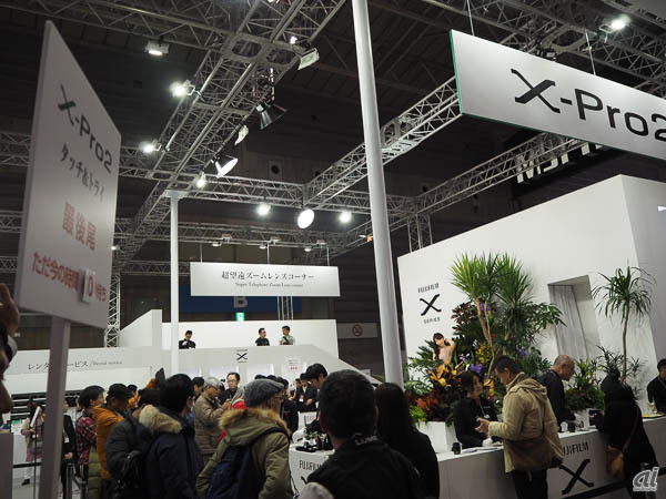 新機種「FUJIFILM X-Pro2」が特に人気を集める富士フイルムブース