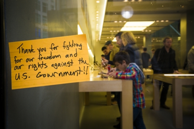 サンフランシスコにあるApple Storeの窓に貼られたApple支持のメモ