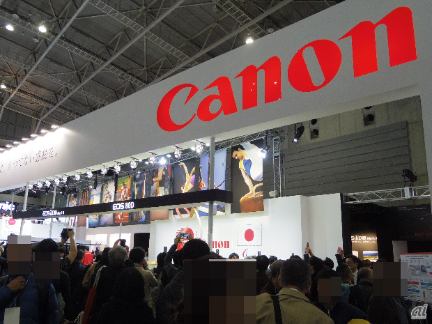 　2月25～28日までの4日間、横浜市のパシフィコ横浜で、カメラと写真映像の総合イベント「CP＋」が開催されている。会場内には、各社の最新デジタルカメラやレンズが並び、ほとんどのモデルでタッチ＆トライが可能。また各ブースではプロカメラマンらによるセミナーも実施している。ここでは会場で見て、触ることができる最新のデジタルカメラと、チェックしておきたい見どころを写真で紹介する。

　こちらは、会場奥の中央部にブースを設けているキヤノン。2月に発表されたばかりの「EOS-1D X Mark II」と「EOS 80D」の体験コーナーが設けられ、入り口近くは多くの人でうめつくされていた。