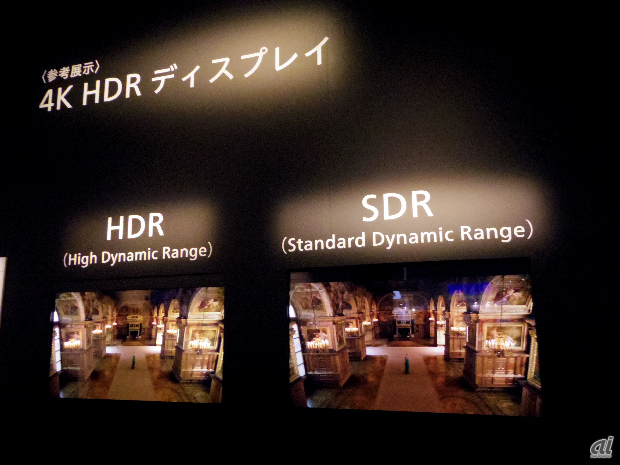 　プリンタ横にはプロ仕様の4Kコーナーを展開。写真は4K HDRディスプレイ。30インチの4Kモニタが並べられ、左はHDR（High Dynamic Range）、右はSDR（Standard Dynamic Range）の比較を見ることができる。このほか業務用の4Kディスプレイや「CINEMA EOS SYSTEM」などプロ用機材の展示も見られる。
