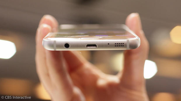 　Galaxy S7 edgeで「USB-C」へのアップグレードは行われなかった。とはいえ、防水性能が追加された。