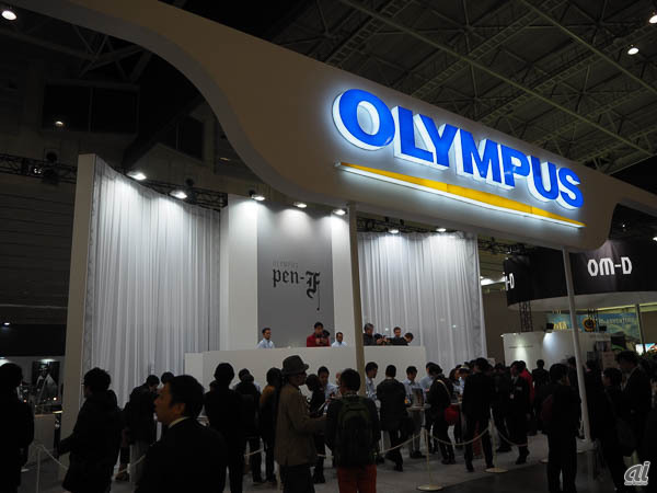 　オリンパスのブースでは、2月26日に発売された「OLYMPUS PEN-F」の体験コーナーが人気を集めていた。
