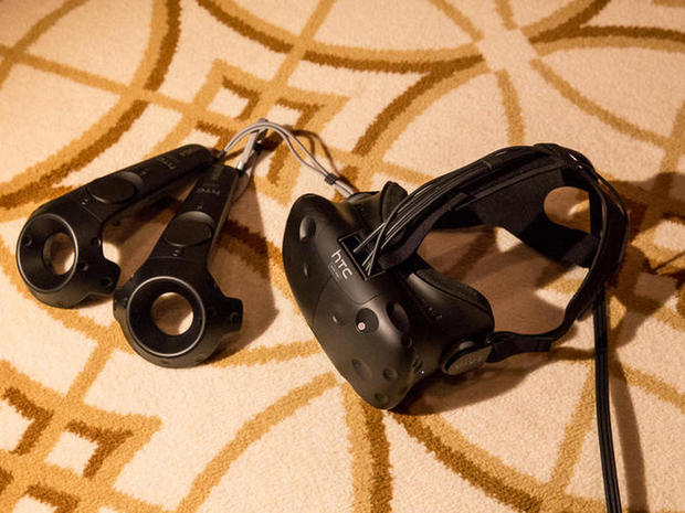 「HTC Vive」VRヘッドセット

　HTCのVive VRヘッドセットは、「一式揃った」製品を目指しており、ルームセンサ、ヘッドセット、コントローラが799ドルのシステムに付属している。Viveを装着して部屋中を歩き回り、仮想現実内のさまざまな物体に触れることができる。

　ゲームパッドしか付属しない「Oculus Rift」とは対照的だ。

　Viveの最終的な小売版は4月上旬の発売が予定されている。
