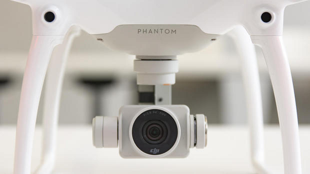 新しいカメラジンバルと光学センサ

　フルHDのスローモーション動画撮影機能が追加されたことを除けば、Phantom 4のカメラの撮影オプションはPhantom 3 Professionalと同じだが、レンズが改善されて、撮影画像の角のシャープさが増している。ジンバルの大部分が機体に内蔵されたことで、カメラジンバルを保護し、空気抵抗を減らすことに成功している。

　脚部の2つの黒い点が新しい光学センサで、Phantom 4はこれを使って障害物を回避する。
