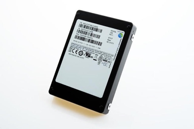 サムスンのPM1633a SSDは、見かけは普通だが、容量は15.36テラバイトだ。