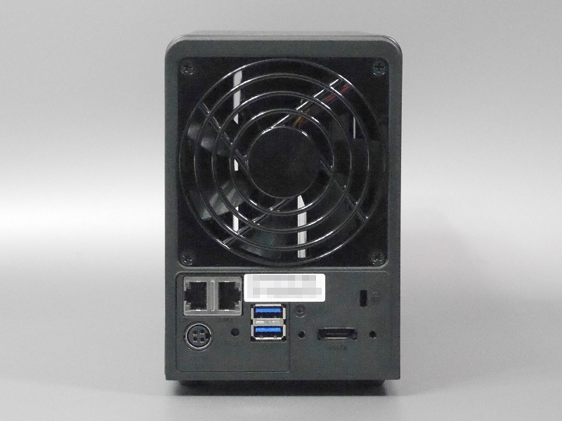 背面。大型のファン、Gigabit LANポート×2、USBポート×2、eSATAポートを備える