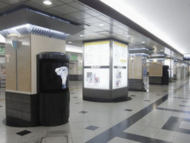 シャープ、前面を大きくカーブした曲面ディスプレイをJR大阪駅に設置