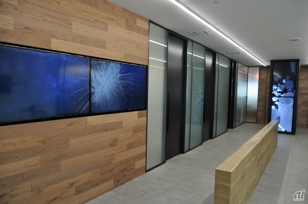 　エントランスから入ったところには来客対応も含めたミーティングルーム。そこに設置されているモニターで流れている映像は、従業員数や自社サービスのＰＶ数や導入数などを幾何学的にデザインし、同社の成長を表現。