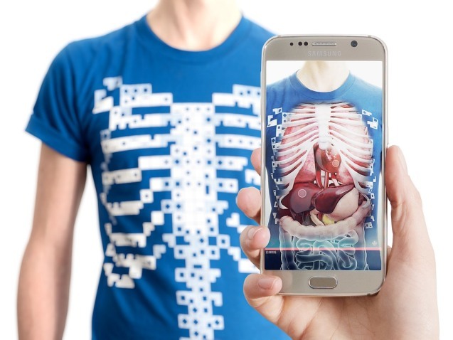 リアルな臓器が見られるAR対応Tシャツ（出典：Kickstarter）